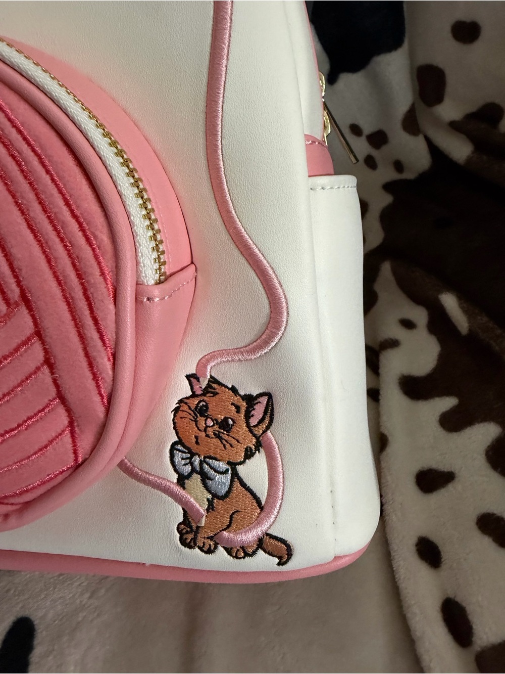 Disney x Loungefly White & Pink Yarn Ball Mini Backpack - Picture 4 of 7